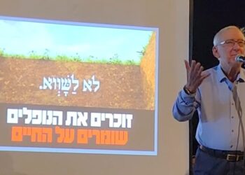 פרופסור אסא כשר בסוכת המחאה בהרצליה: אחרי שנזרוק את הפסולת מן השלטון, נחזור למאמץ המתמשך לגרום לכל משבצת בספקטרום של חיינו להיות מופת מכל הבחינות!