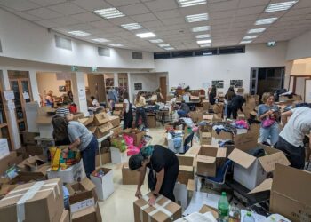 מתנדבי הרצליה הצעירה הקימו מרכז לסיוע אזרחי לתושבי הדרום והצפון שמתארחים בעיר