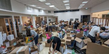 מתנדבי הרצליה הצעירה הקימו מרכז לסיוע אזרחי לתושבי הדרום והצפון שמתארחים בעיר