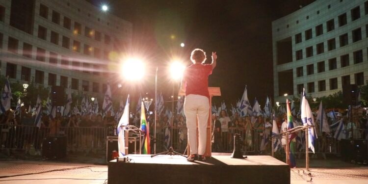 שירית כשר בהפגנת המוצ"ש: היו מתונים למתונים וקיצוניים לקיצונים!