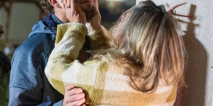 איתי רגב ואמו בעת השחרור