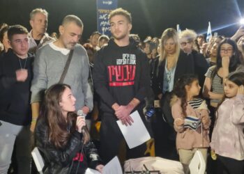 האחים ומיה ואיתי רגב ששבו מהתופת בעזה נאמו בעצרת בהרצליה