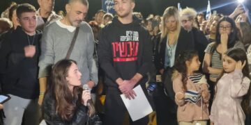 האחים ומיה ואיתי רגב ששבו מהתופת בעזה נאמו בעצרת בהרצליה