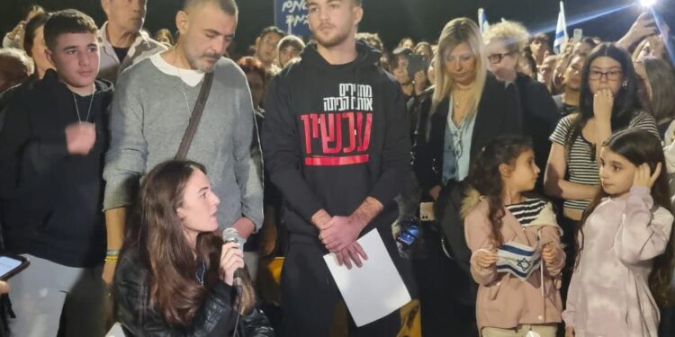 האחים ומיה ואיתי רגב ששבו מהתופת בעזה נאמו בעצרת בהרצליה