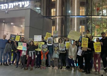 לאחר הפגנות הורים לקידום תכנית למיגון מוסדות החינוך בהרצליה, נאותה העיריה לפרסם תוכנית ראשונית