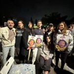 המשפחות רגב ושם טוב יחד עם קרן פלס בעצרת בהרצליה. צילום: אמילי סצ'י