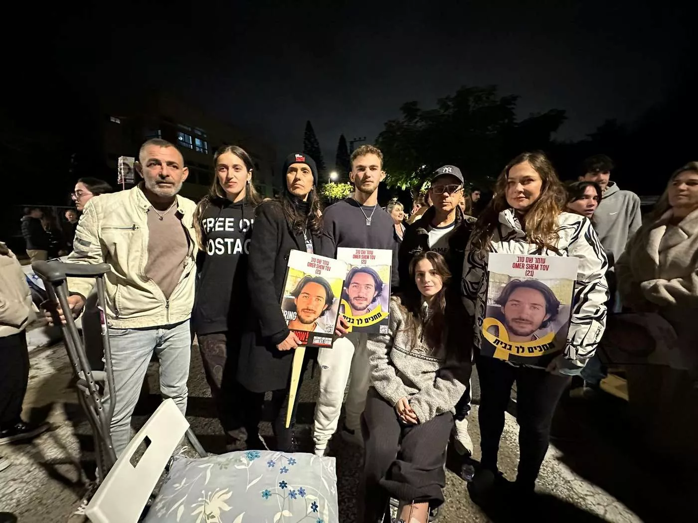 המשפחות רגב ושם טוב יחד עם קרן פלס בעצרת בהרצליה. צילום: אמילי סצ'י