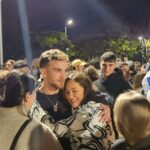 קרן פלס ואיתי רגב שחזר מהשבי בעזה בעצרת בהרצליה. צילום: אמילי סצ'י