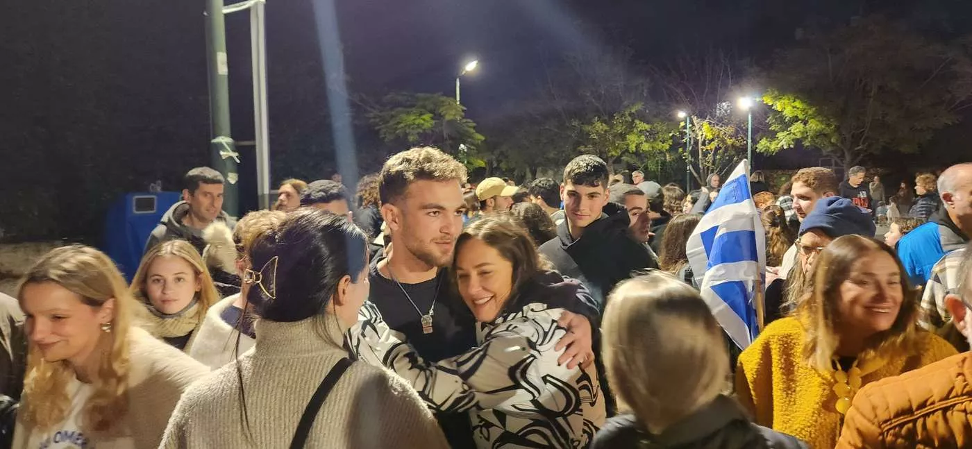 קרן פלס ואיתי רגב שחזר מהשבי בעזה בעצרת בהרצליה. צילום: אמילי סצ'י