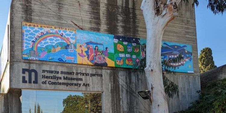 פרויקט "הגלויה היומית" להחזרת החטופים, מוצג על חזית מוזיאון הרצליה!