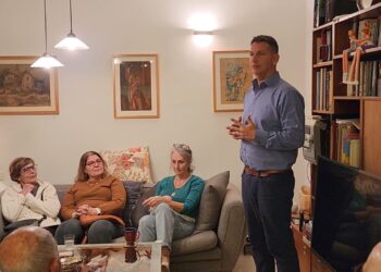 מפגש עם תושבים בנווה עמל. צילום מעמוד הפייסבוק של יריב פישר