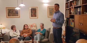 מפגש עם תושבים בנווה עמל. צילום מעמוד הפייסבוק של יריב פישר