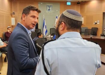 יריב פישר משוחח עם רפ״ק שמרלינג על המצב בהרצליה.