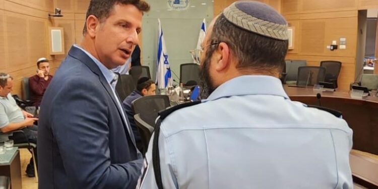 יריב פישר משוחח עם רפ״ק שמרלינג על המצב בהרצליה.