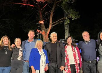 חברות וחברי סיעת יש עתיד ליברלי בהרצליה, בצילום קבוצתי עם יאיר לפיד