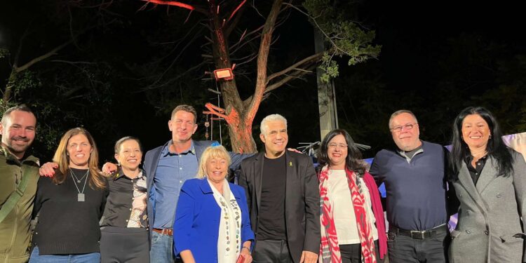 חברות וחברי סיעת יש עתיד ליברלי בהרצליה, בצילום קבוצתי עם יאיר לפיד