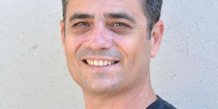 גבר מחייך בתמונה מסודרת