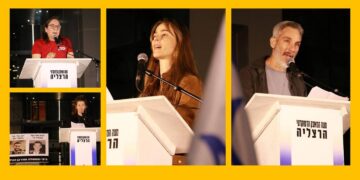 נואמים בכנס ציבורי בעיר.