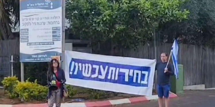 הפגנות בוקר מול ביתו של גדי איזנקוט