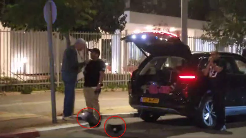 שני מפגינים מצוידים ברמקולים עוצמתיים הגיעו כדי לשבש את ההפגנה מול איזנקוט.