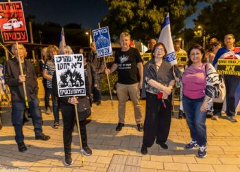 הפגנה מול ביתו של גדי איזנקוט.צילום אילן פיגנבוים