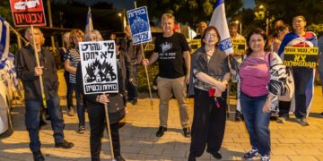 הפגנה מול ביתו של גדי איזנקוט.צילום אילן פיגנבוים