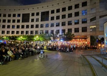 הקרנת טקס העצמאות האלטרנטיבי ברחבת כיכר העירייה בהרצליה