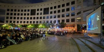 הקרנת טקס העצמאות האלטרנטיבי ברחבת כיכר העירייה בהרצליה