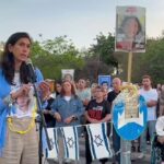 שלי שם טוב, אמו של עומר החטוף בעזה. בעצרת בהרצליה.