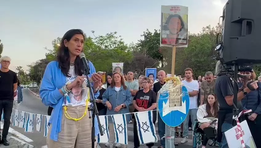 שלי שם טוב, אמו של עומר החטוף בעזה. בעצרת בהרצליה.