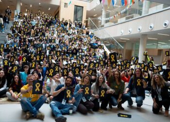 התלמידים עם מודעות ועליהן סרט צהוב להזדהות ותמיכה בחטופים ובני משפחתם בתקווה כי יחזרו הביתה בקרוב צילום: רמי זרנגר