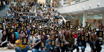 התלמידים עם מודעות ועליהן סרט צהוב להזדהות ותמיכה בחטופים ובני משפחתם בתקווה כי יחזרו הביתה בקרוב צילום: רמי זרנגר