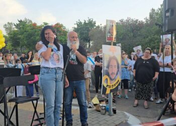 דני, אבי החטוף עמרי מירן ושלי, אימו של החטוף עומר שם טוב