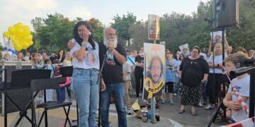 דני, אבי החטוף עמרי מירן ושלי, אימו של החטוף עומר שם טוב