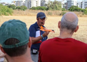 צחי נבו במהלך הסיור התעופתי סביב שדה התעופה האזרחי בהרצליה צילום עמית נבו