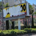 שלט פרסום שהוחת ברחוב ירושלים בהרצליה בחודש מאי 2024