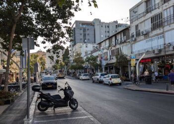 רחוב סוקולוב, מרכז הרצליה. האם נראה שיפור בחזות פני העיר בעקבות המדיניות החדשה? צילום: מערכת הרצליה היום