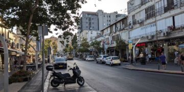 רחוב סוקולוב, מרכז הרצליה. האם נראה שיפור בחזות פני העיר בעקבות המדיניות החדשה? צילום: מערכת הרצליה היום