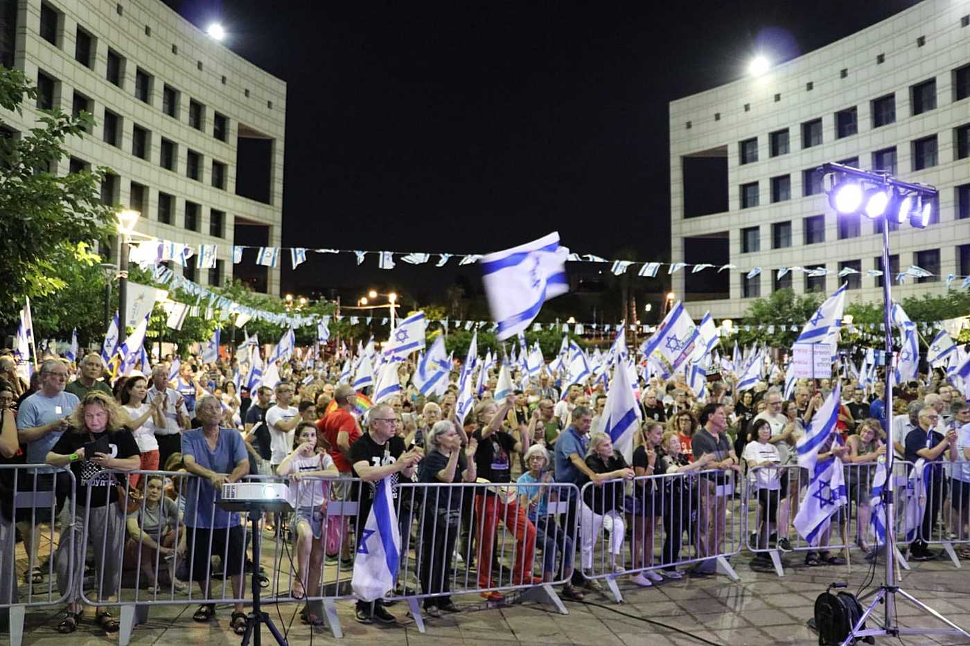 הפגנת מוצ"ש שמארגן מטה המאבק הדמוקרטי בהרצליה. צילום זאב ינאי