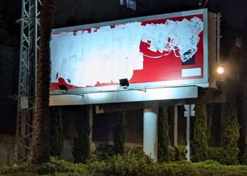 שלט החוצות שהושחת בפעם השניה בכניסה להרצליה מכיוון רעננה. צילום: מערכת הרצליה היום