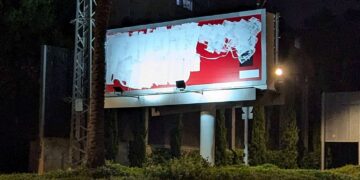 שלט החוצות שהושחת בפעם השניה בכניסה להרצליה מכיוון רעננה. צילום: מערכת הרצליה היום