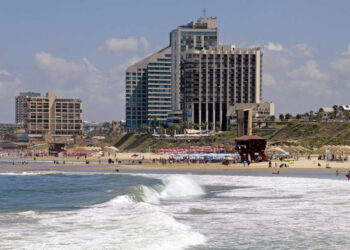 חוף הים בהרצליה. צילום Deposit photos