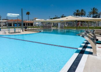 הבריכה החיצונית בקאנטרי הרצליה המחודש. צילום דוברות עיריית הרצליה