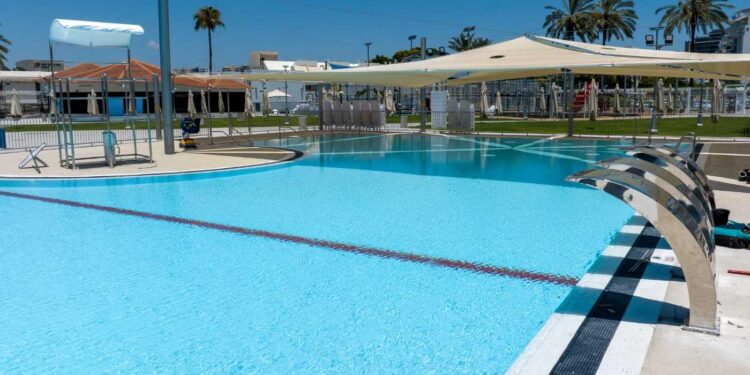 הבריכה החיצונית בקאנטרי הרצליה המחודש. צילום דוברות עיריית הרצליה