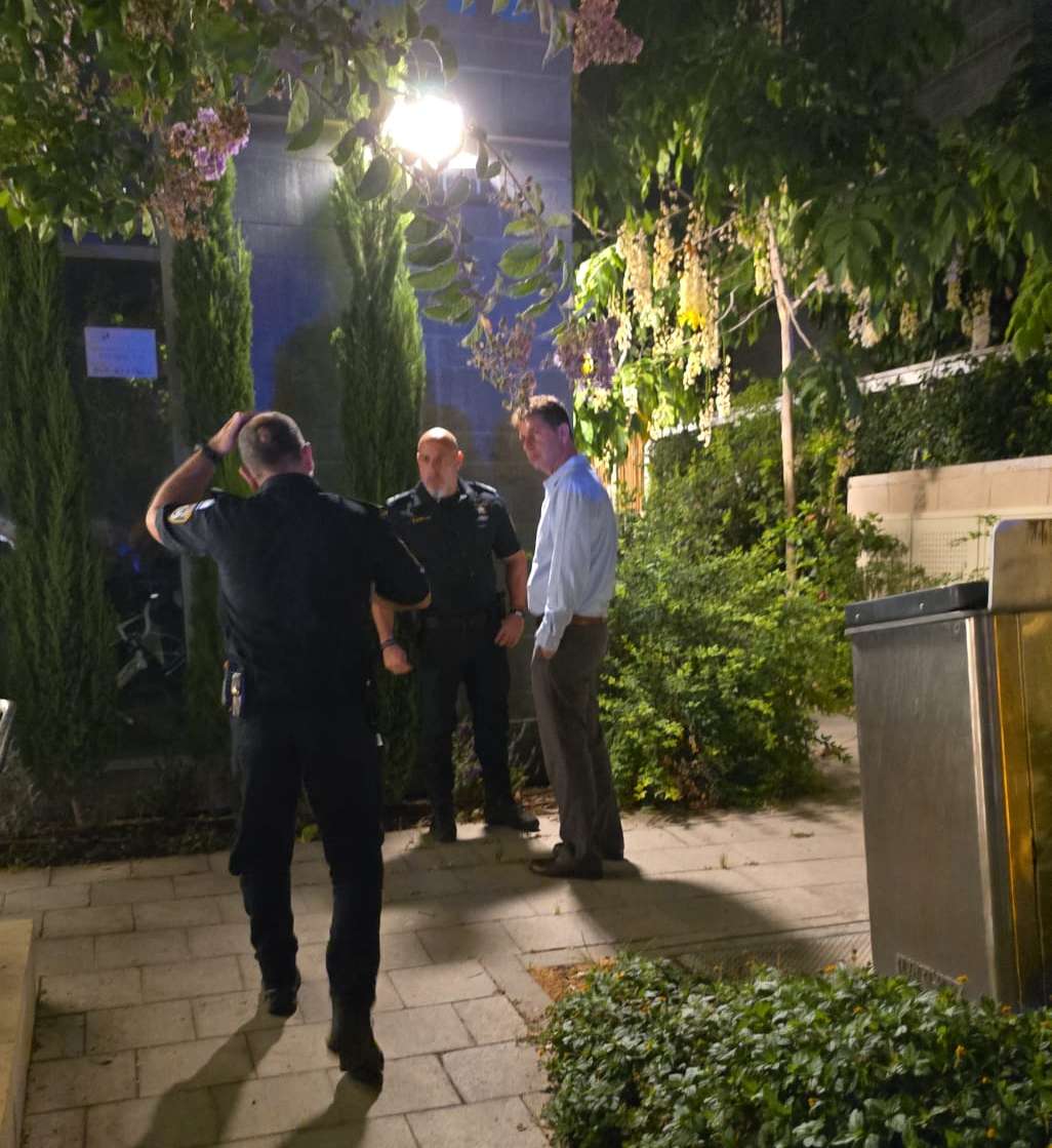 ראש העיר יריב פישר בסמוך למקום האירוע בשכונת גליל ים עם קציני המשטרה.