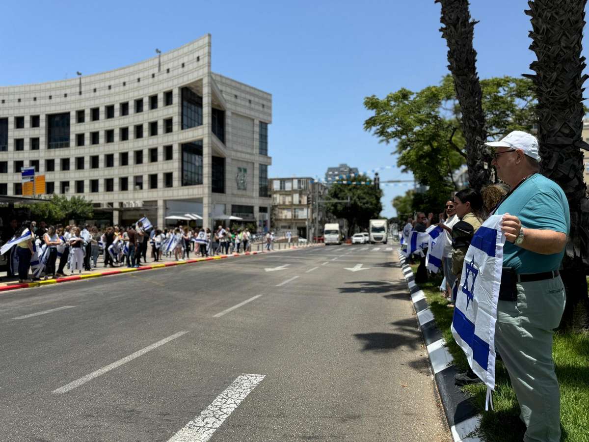 חולקים כבוד אחרון לסרן רואי מילר. צילום דוברות עיריית הרצליה