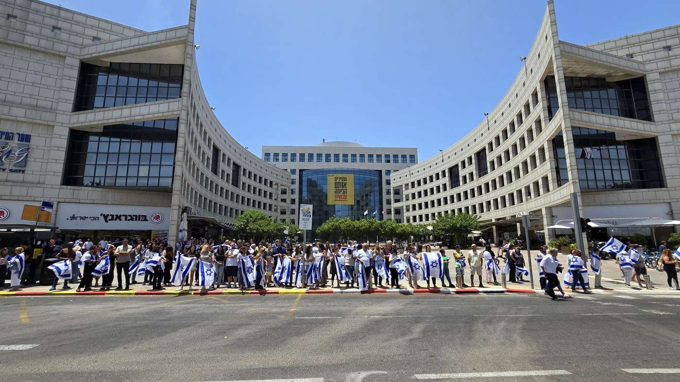 חולקים כבוד אחרון לסרן רואי מילר. צילום דוברות עיריית הרצליה