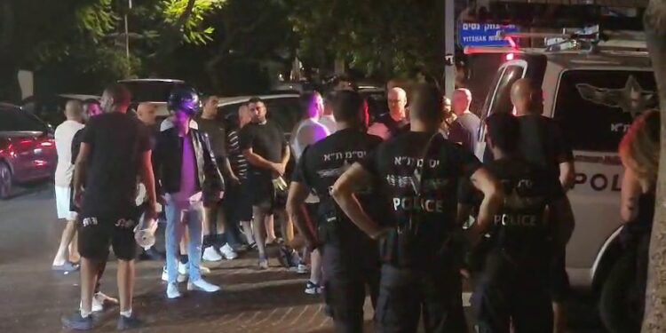 כוחות משטרה ויס"מ מול בסמוך לביתו של ראש העיר