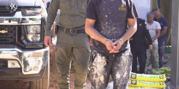 חשודים תושבי שטחים בעבירות של שהייה בלתי חוקית בישראל.