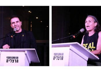 מימין: עו"ד גבי לסקי, ח"כ רון כץ בהפגנת מוצ"ש בהרצליה. צילומים זאב ינאי